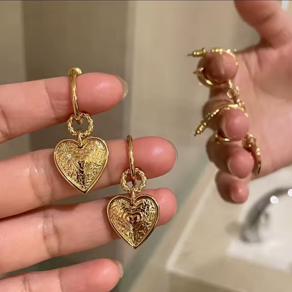 Retro Heart Shape Earrings Hoop - Picture 3 of 4